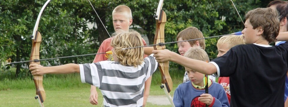 Soms gaan we ook wel eens handboogschieten op de camping