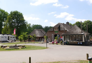 De receptie vindt u in de boerderij op de camping