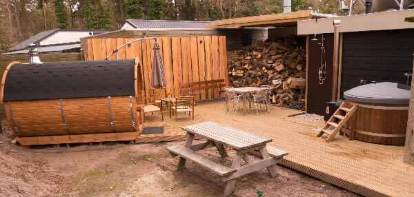 camping Starnbosch heeft zijn eigen Wellness met Sauna, houtgestookte hottub en stortdouche